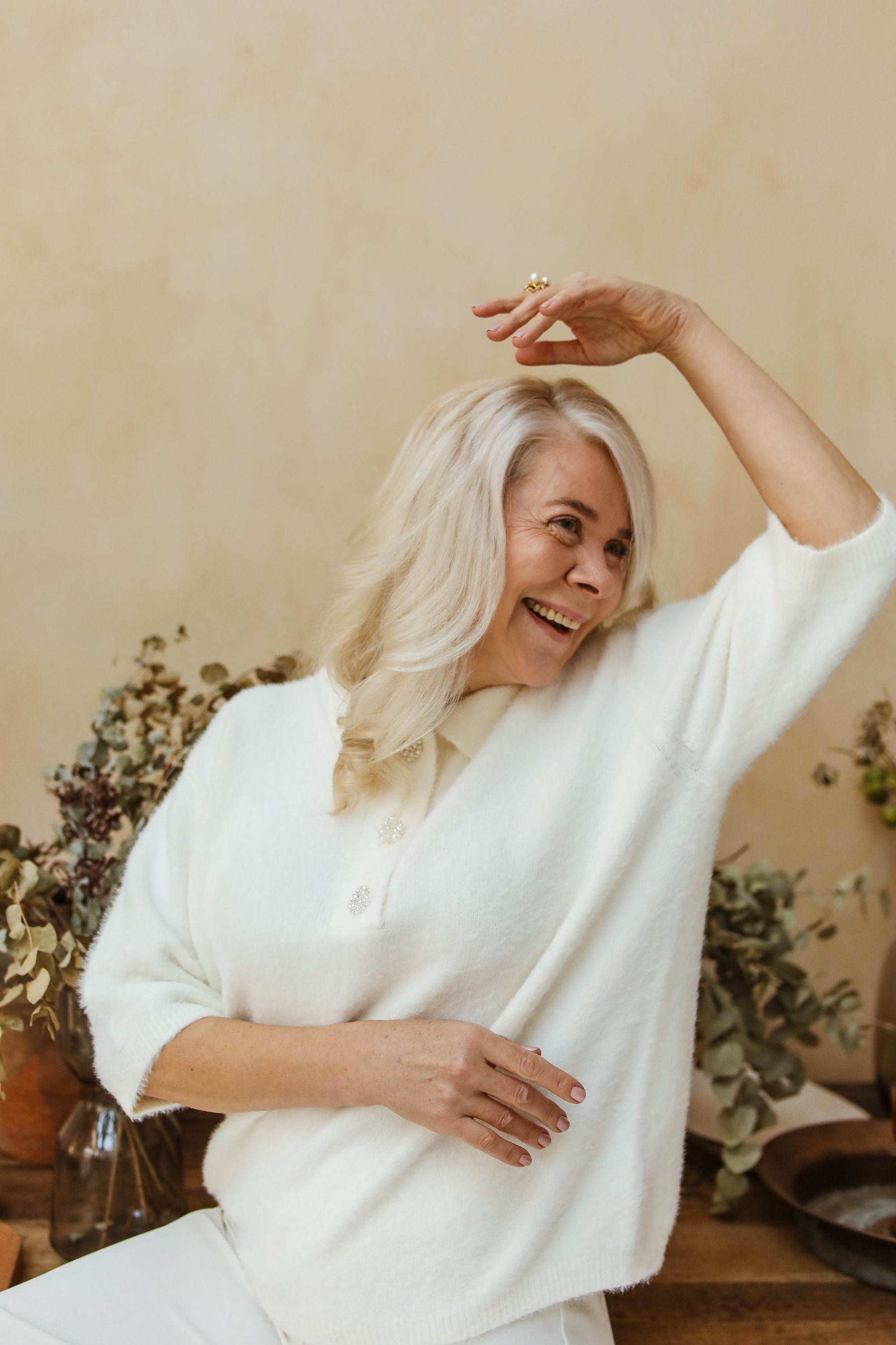 Signora anziana sorridente e serena nella propria casa